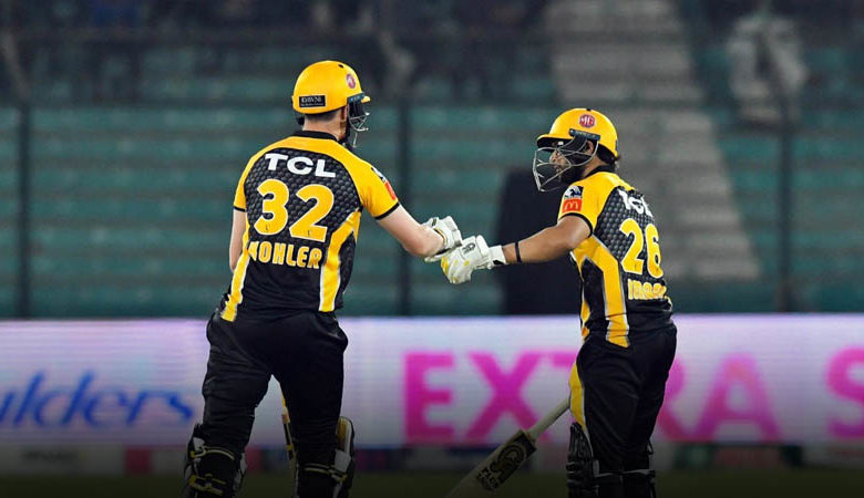 #HBLPSL6 Peshawar Zalmi win against Multan Sultans by 6 wickets. two players fist bumping one another