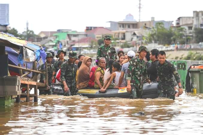 monsoon floods, thousands of people evacuated