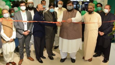 Dr. Sharif Hashmani inaugurates a diagnosing centre at Zamzama