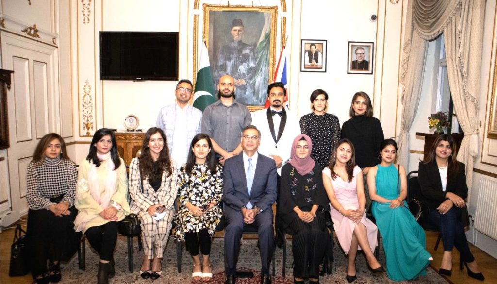 Pakistan High Commissioner to the UK, Moazzam Ahmad Khan in a group photo with the Commonwealth Scholars from Pakistan at the Pakistan High Commission London