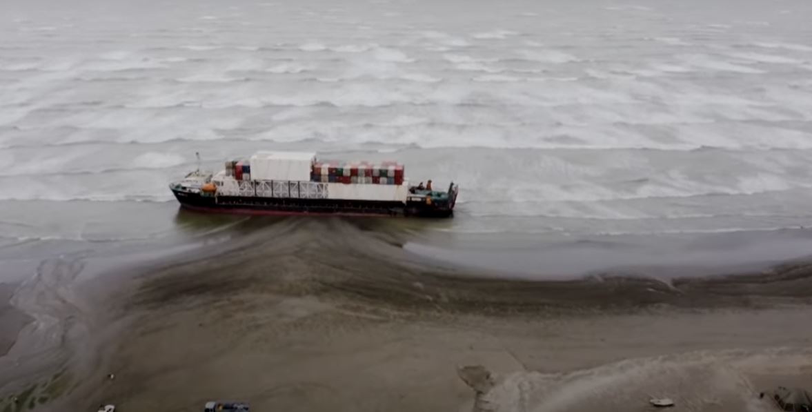 Stranded Ship refloats after 7 weeks