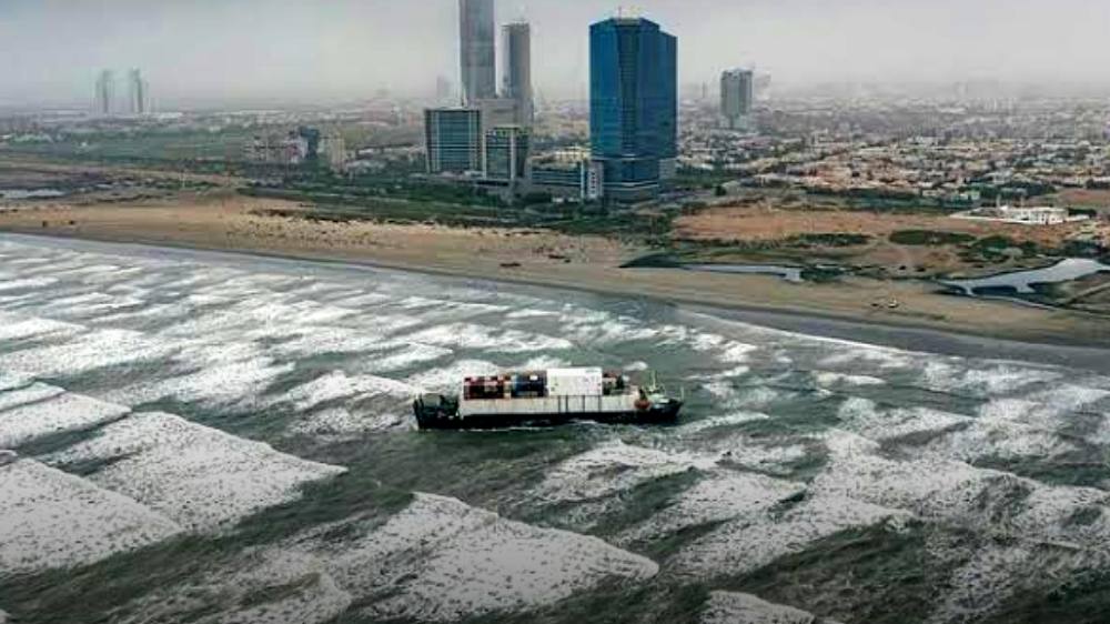 Towing of the stranded ship at Clifton