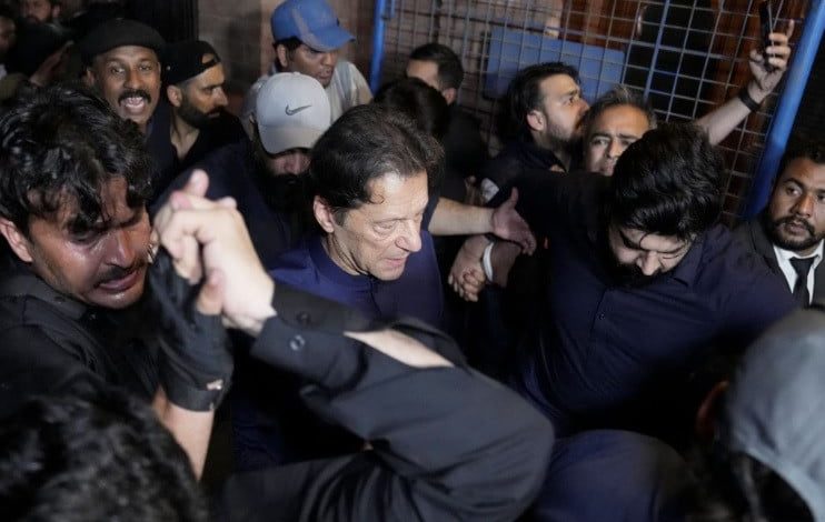 Daynews.tv Imran Khan Picture before court